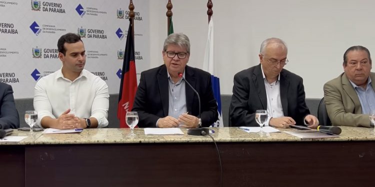 Paraíba pode ganhar fábrica de remédios e ônibus elétricos, revela João Azevêdo