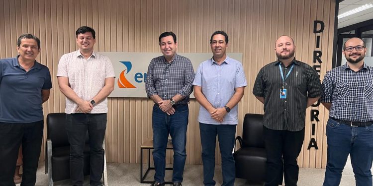 Ao lado de Taciano Diniz, Léo Bandeira vai à Energisa apresentar demandas do município de Lucena