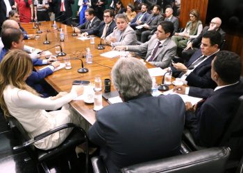 Bancada federal da Paraíba vai à mesa com João para discutir queda no repasse do FPM