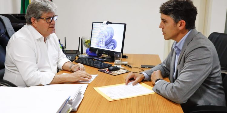 Próximo de aderir à base governista, Tovar surge como “terceira via” em CG