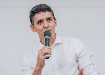 Insatisfeito com Bruno Cunha Lima, Tovar vai à mesa com João Azevêdo