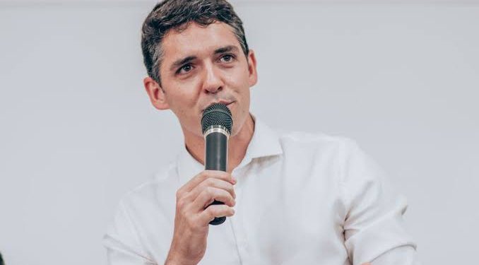 Insatisfeito com Bruno Cunha Lima, Tovar vai à mesa com João Azevêdo