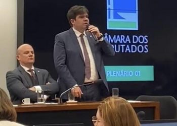 Ao lado de prefeitos em Brasília, Eduardo Carneiro defende solução para repasses do FPM a municípios da Paraíba