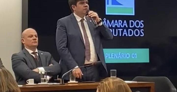 Ao lado de prefeitos em Brasília, Eduardo Carneiro defende solução para repasses do FPM a municípios da Paraíba