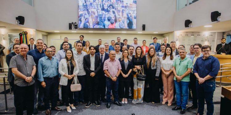 Deputados e prefeitos enviarão documento a Brasília para buscar solução sobre redução do FPM
