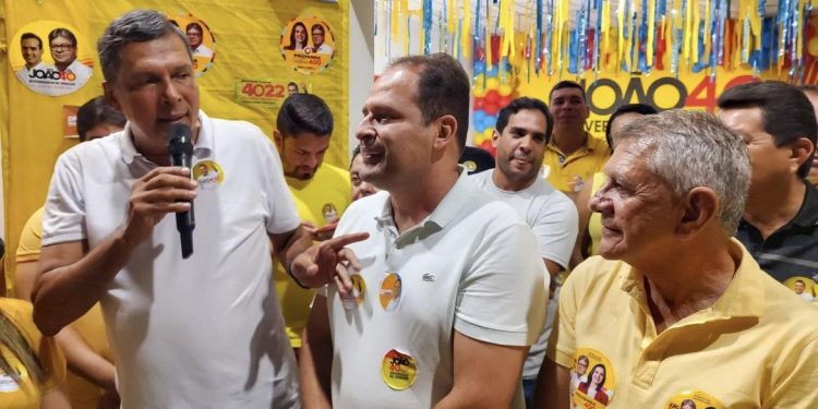 Bastidores: prefeito de Serra da Raiz rompe com Eduardo Brito e fecha com Galdino