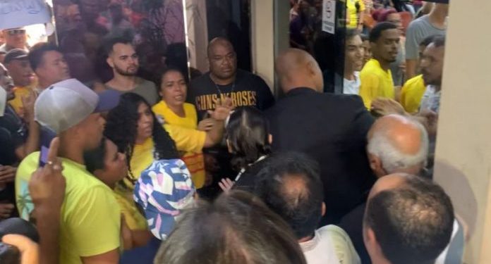 Ambulantes protestam na CMJP contra projeto que ‘privatiza’ Carnaval da Capital