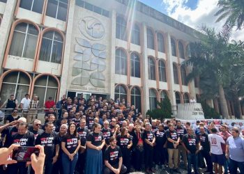 Queda do FPM: dezenas de prefeitos paraibanos realizam mobilização em frente a ALPB