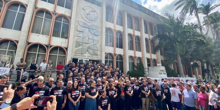 Queda do FPM: dezenas de prefeitos paraibanos realizam mobilização em frente a ALPB