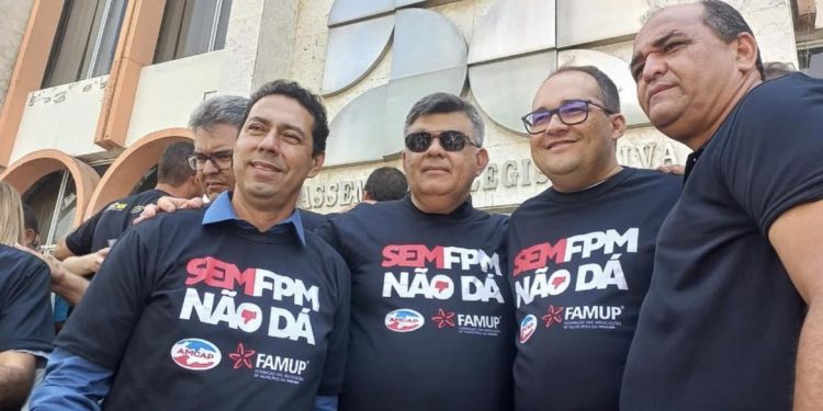 Léo Bandeira participa de mobilização dos prefeitos contra queda no repasse do FPM: “Estamos na luta por toda Lucena”