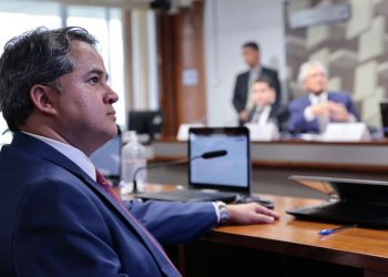 Efraim assina PEC para criminalizar uso e posse de qualquer quantidade de droga
