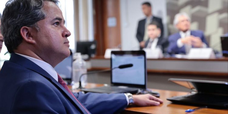 Efraim assina PEC para criminalizar uso e posse de qualquer quantidade de droga