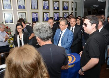 Corpo do advogado Guilherme Benício é velado na Assembleia Legislativa