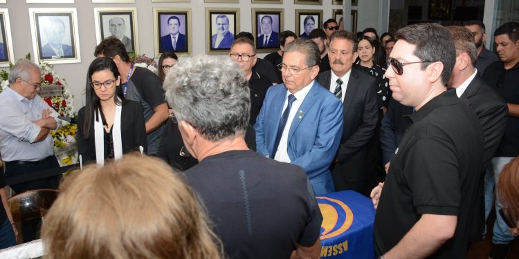 Corpo do advogado Guilherme Benício é velado na Assembleia Legislativa