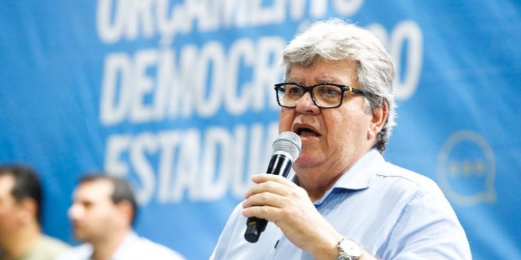 João Azevêdo ignora pedido de desculpas de Vitor Hugo: “Deus é quem perdoa”