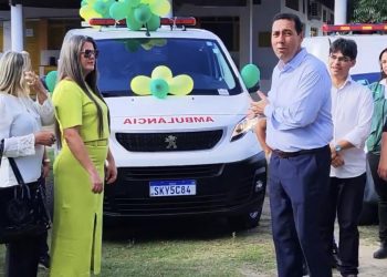 Prefeitura de Lucena entrega mais uma ambulância 0km