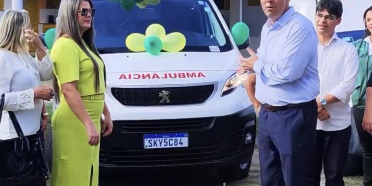 Prefeitura de Lucena entrega mais uma ambulância 0km