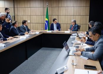 Após encontro com ministro, João confirma início das obras do aeroporto de Patos