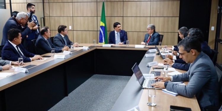 Após encontro com ministro, João confirma início das obras do aeroporto de Patos