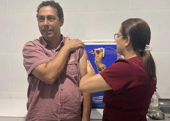 Prefeito de Lucena paga piso da enfermagem aos profissionais da saúde com quatro meses retroativos