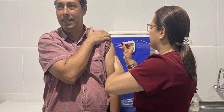 Prefeito de Lucena paga piso da enfermagem aos profissionais da saúde com quatro meses retroativos