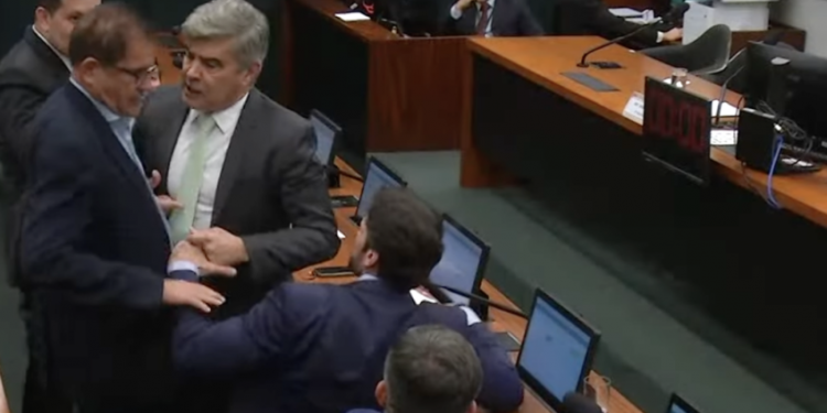 Wellington Roberto diz que vai “arrombar cara de deputado” durante discussão em CPI; assista