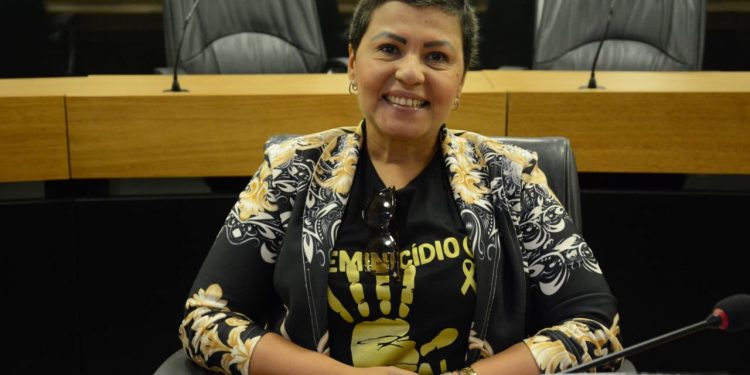 Deputada quer que cinemas na Paraíba exibam vídeos educativos para auxiliar no combate à violência contra a mulher