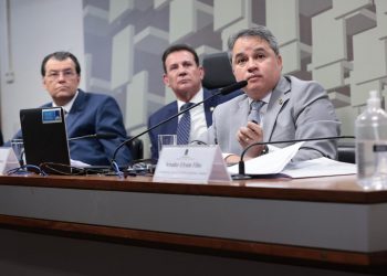 Efraim entrega resultado final do GT com mais de 200 sugestões de emenda à reforma tributária