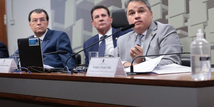 Efraim entrega resultado final do GT com mais de 200 sugestões de emenda à reforma tributária