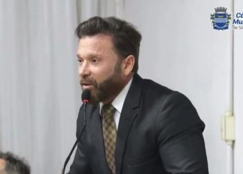 Primo do prefeito de São Bento rasga e come requerimentos apresentados na Câmara; assista