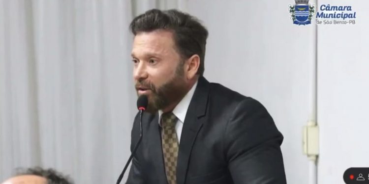 Primo do prefeito de São Bento rasga e come requerimentos apresentados na Câmara; assista