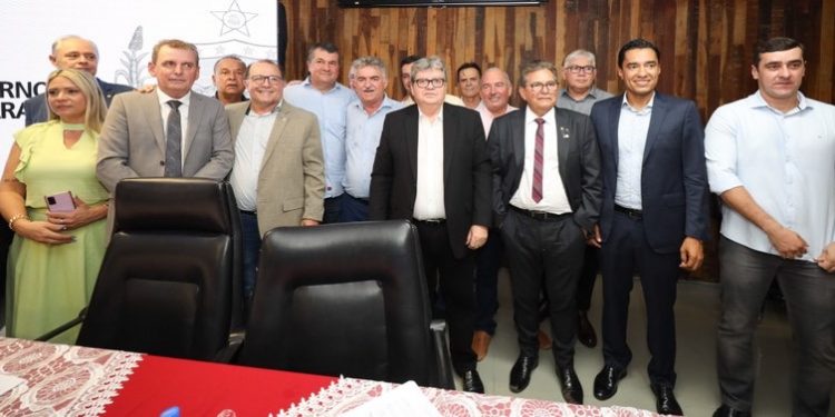 João Azevêdo libera R$ 105 milhões em emendas para os 36 deputados