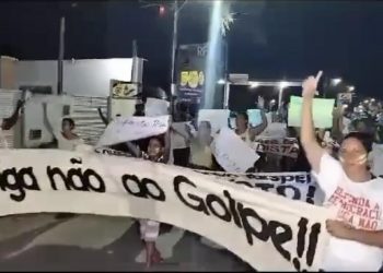 População de Lucena vai às ruas e protesta contra tentativa de golpe de vereadores