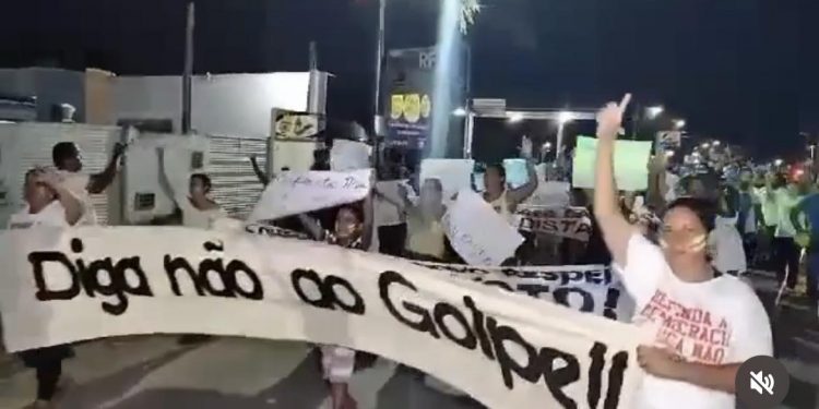 População de Lucena vai às ruas e protesta contra tentativa de golpe de vereadores
