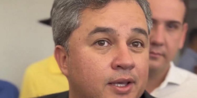 Efraim afirma que filiação de Vitor Hugo ao Avante foi articulada por Cícero Lucena