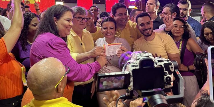 Tacyana Leitão se filia ao PSB e é oficializada como pré-candidata a prefeita de Bayeux