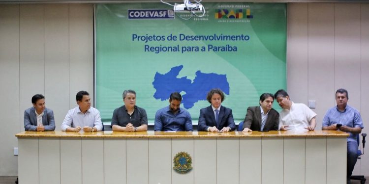 Na Codevasf, Efraim participa da assinatura da Ordem de Serviço para pavimentação, entrega de máquinas e equipamentos na Paraíba
