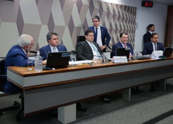 Efraim emplaca mais de 20 emendas à reforma tributária aprovada na CCJ