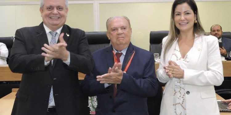 ALPB concede Medalha Pedro Gondim ao médico Severino Batista de Carvalho