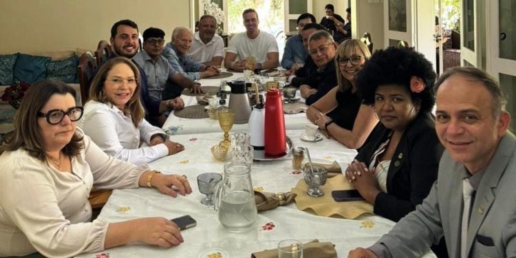 Após posse de quatro novos vereadores, oposição na CMCG almoça com Lucas Ribeiro