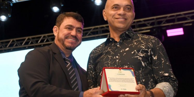 Jornalista Paulo de Pádua é homenageado durante aniversário da TV Câmara