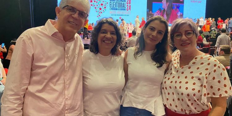 Após revogação de cautelares, Ricardo, Márcia e Estela se encontram em evento do PT