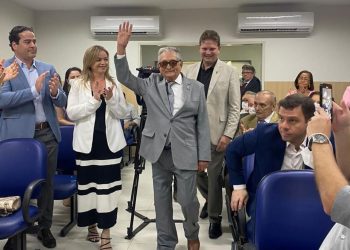 Silvia Benjamin prestigia entrega do diploma Napoleão Laureano ao Dr. Antônio Carneiro Arnaud
