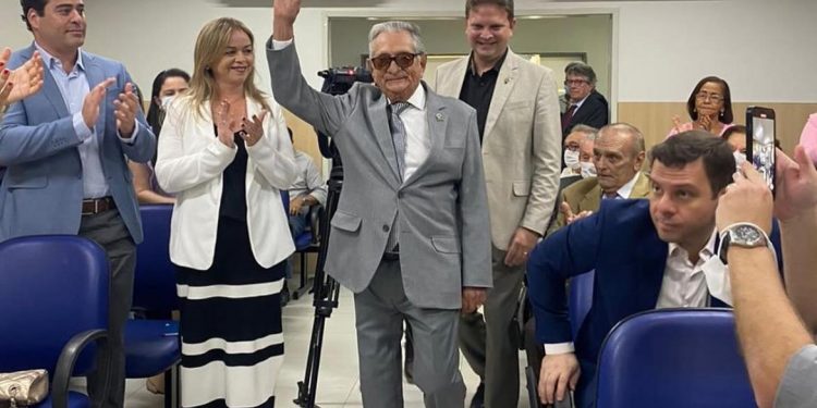 Silvia Benjamin prestigia entrega do diploma Napoleão Laureano ao Dr. Antônio Carneiro Arnaud