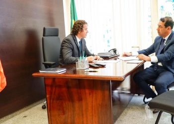 Em Brasília, Léo Bandeira se reúne com Veneziano em busca de recursos para pavimentações e urbanização da orla de Lucena