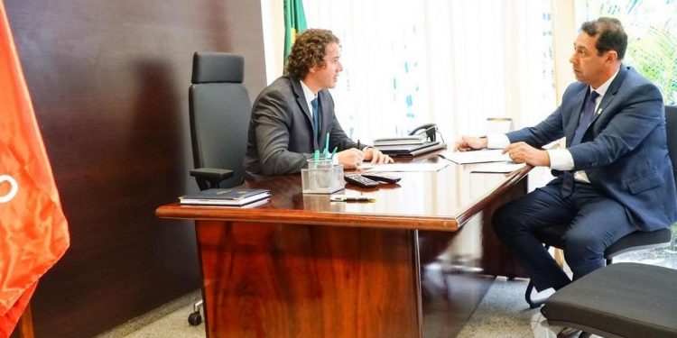 Em Brasília, Léo Bandeira se reúne com Veneziano em busca de recursos para pavimentações e urbanização da orla de Lucena