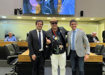 Em sessão proposta por Eduardo Carneiro para celebrar Dia Nacional do Forró, ALPB entrega medalha Augusto dos Anjos ao cantor João Lacerda