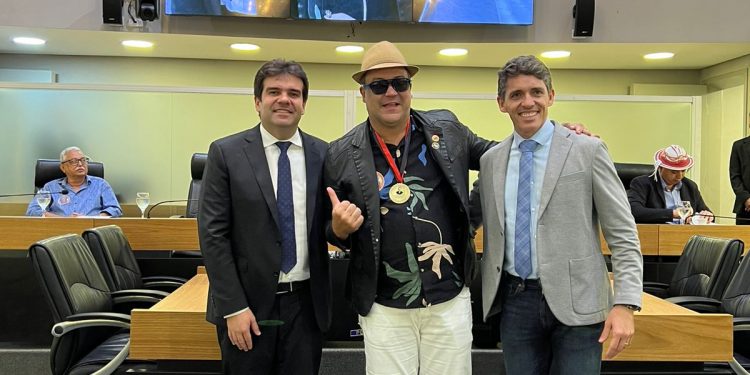 Em sessão proposta por Eduardo Carneiro para celebrar Dia Nacional do Forró, ALPB entrega medalha Augusto dos Anjos ao cantor João Lacerda