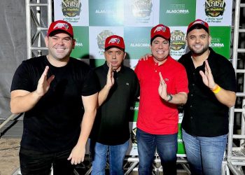 Felipe Leitão entra no foguete de Alirio, em Alagoinha