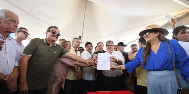 Tião Gomes acompanha governador durante autorização das obras da PB-123 entre Pocinhos e Algodão de Jandaíra